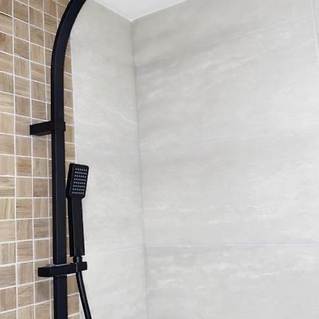 L'AppartE Black Superbe Appartement Pop ! เบอซองซง ภายนอก รูปภาพ