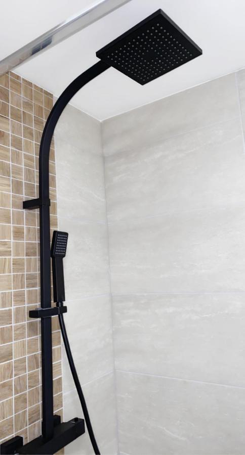 L'AppartE Black Superbe Appartement Pop ! เบอซองซง ภายนอก รูปภาพ