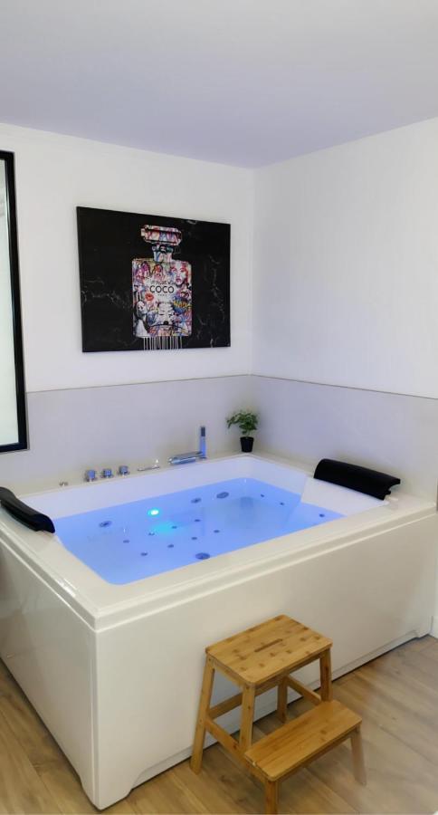 L'AppartE Black Superbe Appartement Pop ! เบอซองซง ภายนอก รูปภาพ