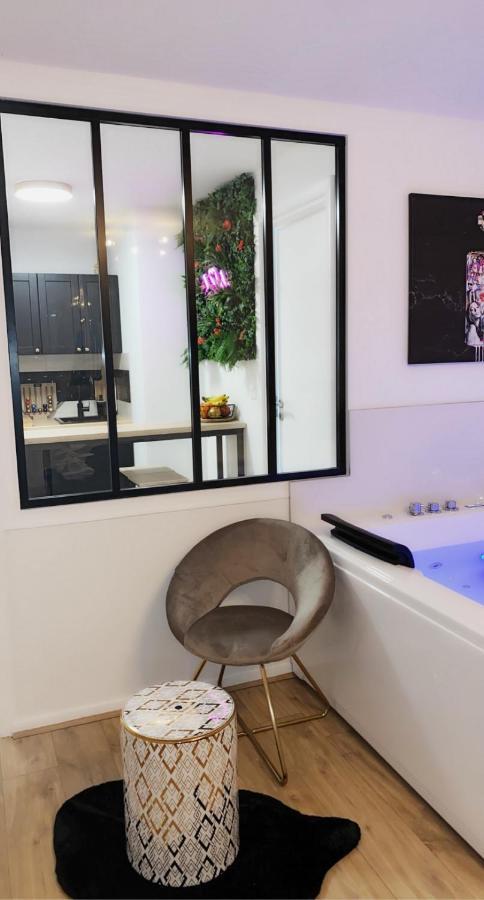 L'AppartE Black Superbe Appartement Pop ! เบอซองซง ภายนอก รูปภาพ