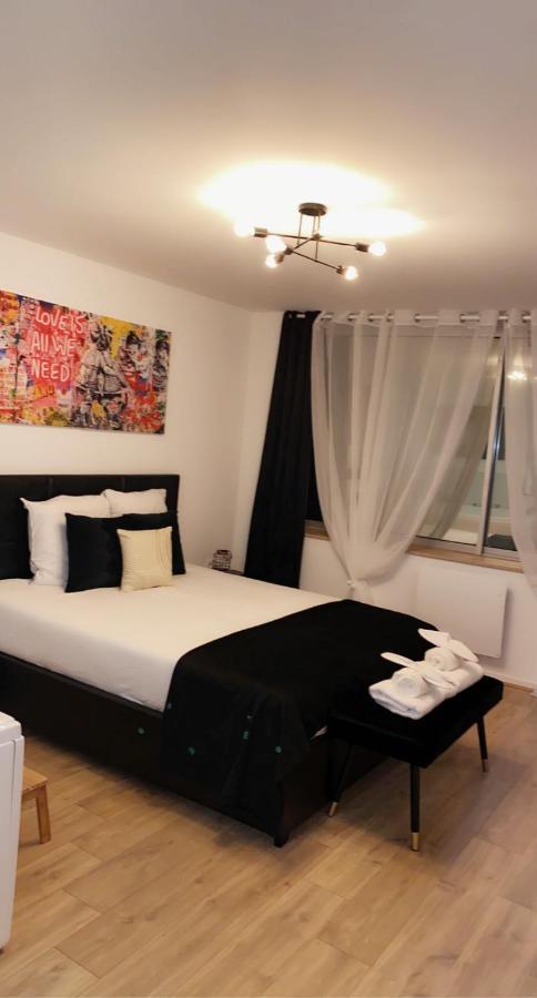 L'AppartE Black Superbe Appartement Pop ! เบอซองซง ภายนอก รูปภาพ