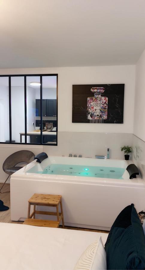 L'AppartE Black Superbe Appartement Pop ! เบอซองซง ภายนอก รูปภาพ