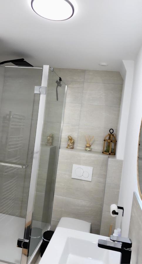 L'AppartE Black Superbe Appartement Pop ! เบอซองซง ภายนอก รูปภาพ