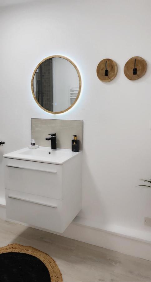 L'AppartE Black Superbe Appartement Pop ! เบอซองซง ภายนอก รูปภาพ