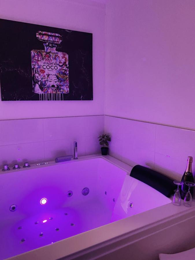 L'AppartE Black Superbe Appartement Pop ! เบอซองซง ภายนอก รูปภาพ