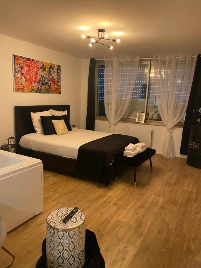 L'AppartE Black Superbe Appartement Pop ! เบอซองซง ภายนอก รูปภาพ