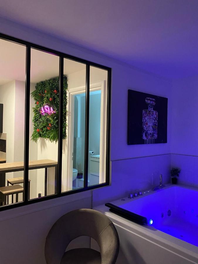L'AppartE Black Superbe Appartement Pop ! เบอซองซง ภายนอก รูปภาพ