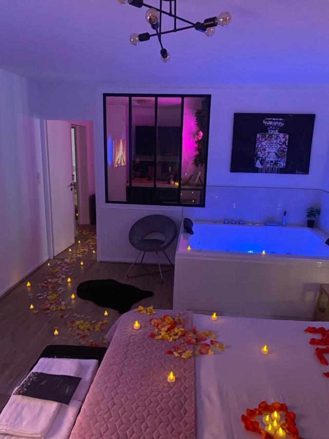 L'AppartE Black Superbe Appartement Pop ! เบอซองซง ภายนอก รูปภาพ